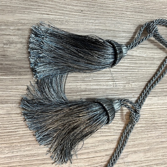 Silver grey coloured tassel curtain tie backs holders. New condition. - Picture 2 of 4